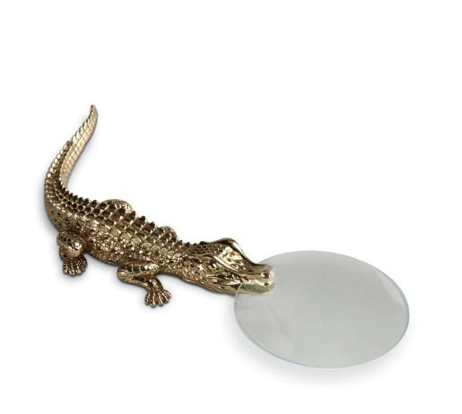 Meticulously handcrafted with 24k gold plating and outfitted with glass with 7x magnification, our Crocodile Magnifying Glass completes a whimsical desktop collection that is complex in color, rich in texture and global in design  7.5 L in (19 L cm) Presented in a luxury gift box 24k Gold Plated, Glass with 7x magnification L'OBJET